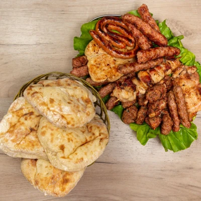 Era porcija 1.5 kg mešanog mesa i 4 lepinje